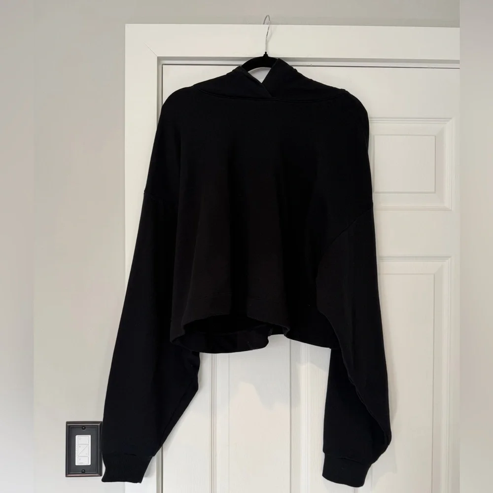 Auth.✅ ALO Yoga “Bae” Crop Hoodie in “Black” Size Large🖤